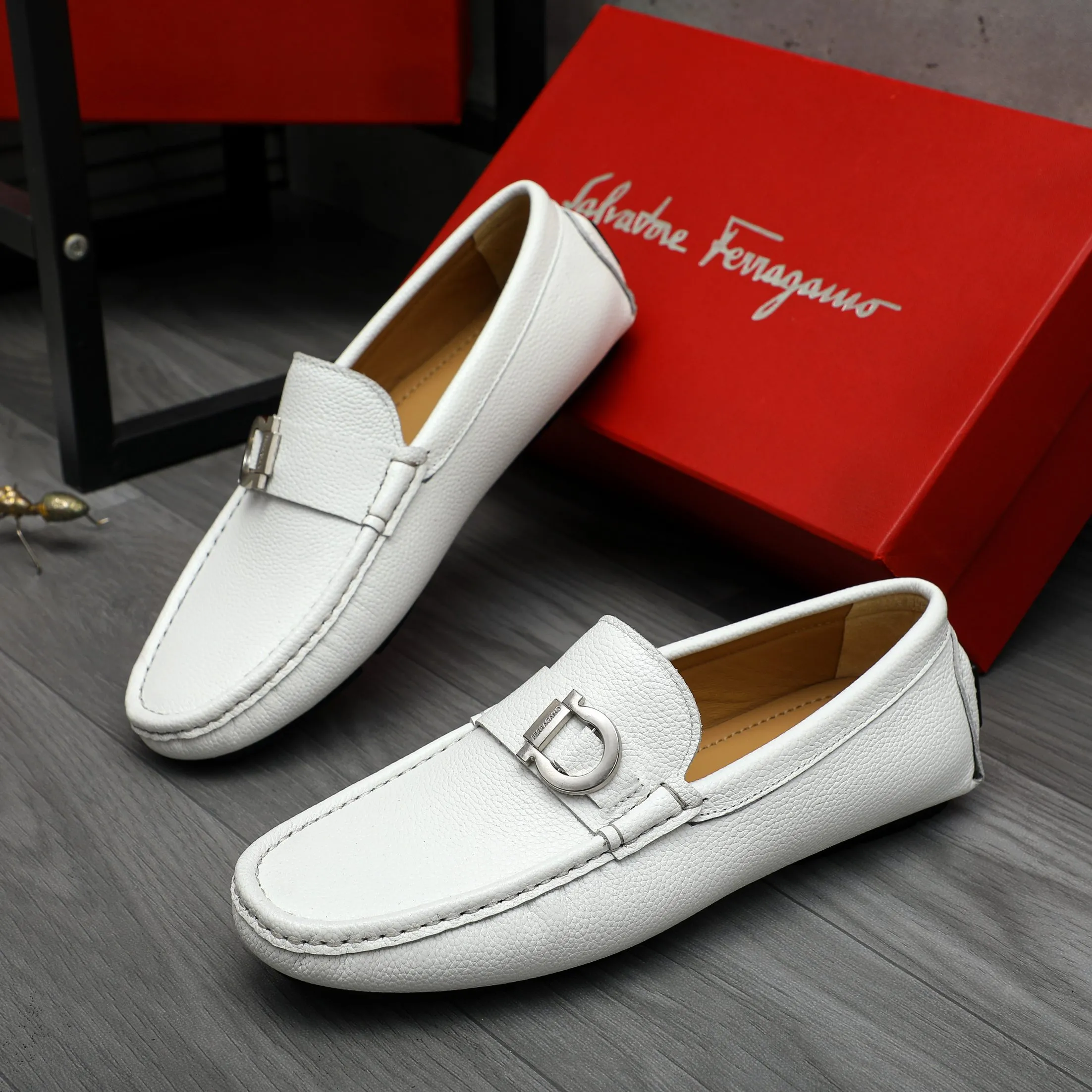 P420 Product trademark: Ferragamo [Ferragamo] Casual slip-on men's shoes Regular size: 38-44 Product material: Selected pebbled cowhide upper, sheepskin lining, original rubber outsole